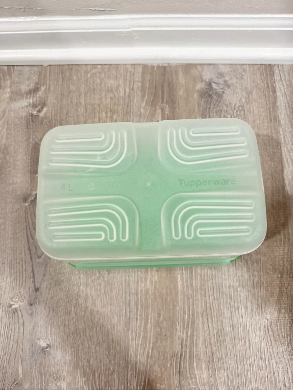 Tupperware FridgeSmart 2.4L Produce Keeper Green Vent Storage Container
